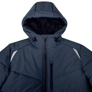 Veste d'hiver bleu foncé à capuche avec une fermeture éclair avant et des bandes réfléchissantes légères sur les épaules sur fond blanc