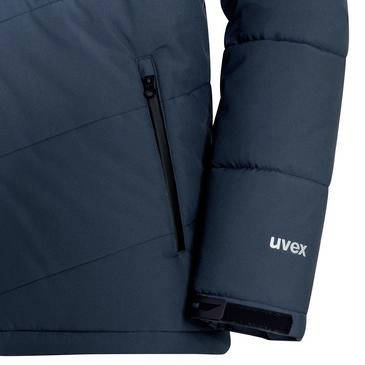 Gros plan d'une manche et de la poitrine d'une veste isolante bleu marine foncé avec une poche à fermeture éclair verticale et le logo 'uvex' sur le poignet.