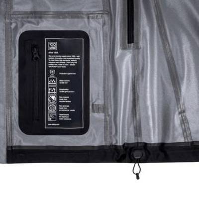 Gros plan d'un panneau de sac de tente ou d'équipement gris avec une poche étiquetée noire affichant des icônes de caractéristiques de produit et une ouverture zippée avec un cordon de traction.