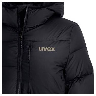 Gros plan d'une veste matelassée noire avec une fermeture éclair avant et un logo « uvex » sur la poitrine.