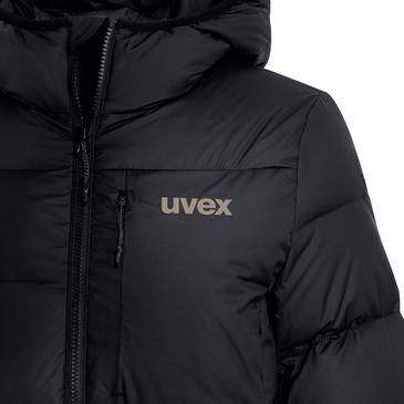 Gros plan d'une veste matelassée noire avec une fermeture éclair avant et le logo 'uvex' sur la poitrine.