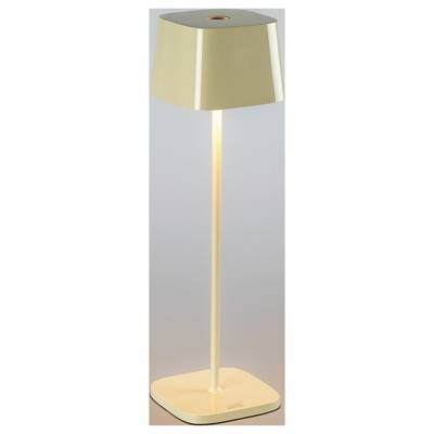 Lampadaire moderne de grande taille avec un abat-jour doré, une tige fine et brillante, et une base carrée sur un fond clair.