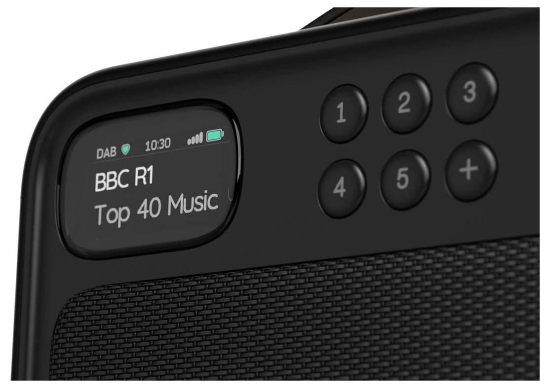 Gros plan d'une radio numérique noire affichant « BBC R1 » et « Top 40 Music », avec des boutons de présélection et plus sur la droite.