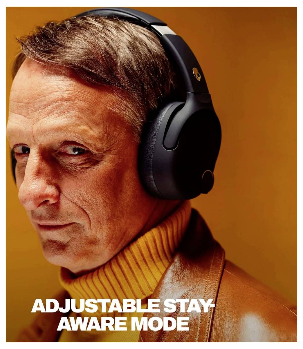 Homme portant des casques audio noirs supra-auriculaires et une veste marron sur un fond orange, avec le texte « MODE DE CONSCIENCE RÉGLABLE ».