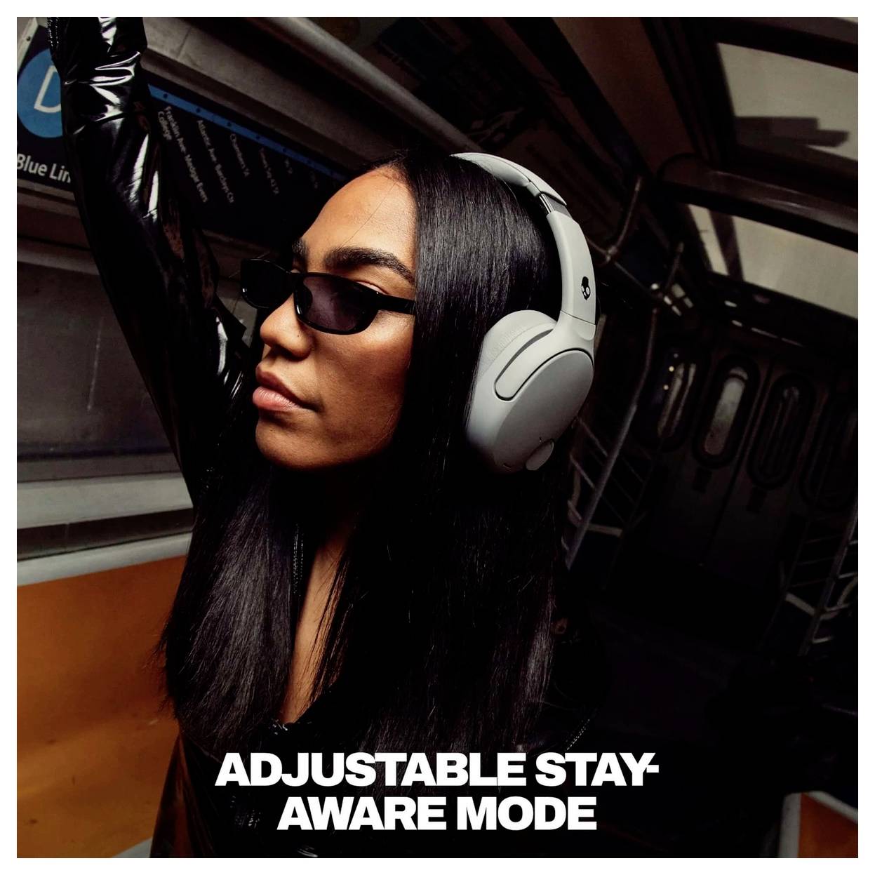 Femme dans un train de métro portant des écouteurs et des lunettes de soleil, avec la légende « MODE RESTER CONSCIENT AJUSTABLE » annonçant une fonction audio.