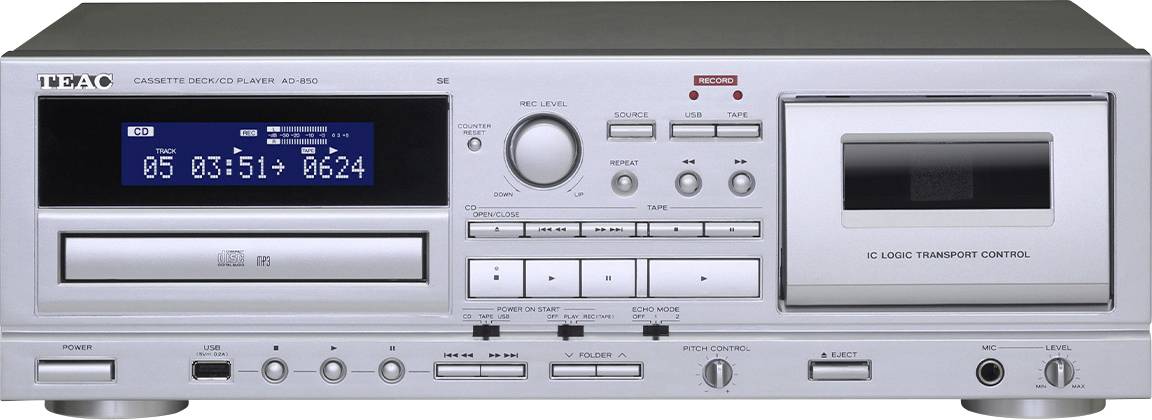 Vue de face d'une platine cassette TEAC argentée avec écran numérique bleu, plateau de cassette, commandes de transport et compartiment à cassette.