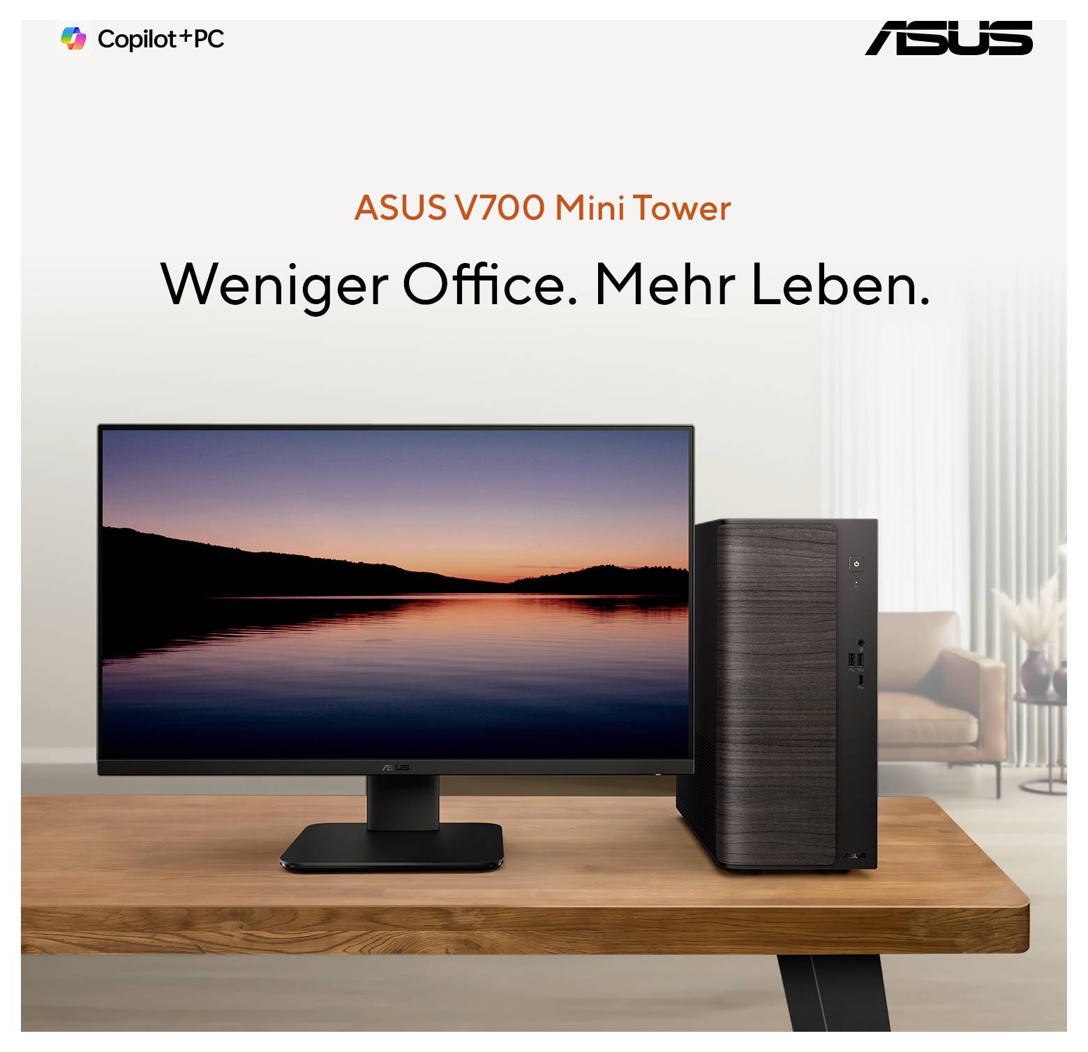Tour de bureau ASUS V700 à côté d'un moniteur sur un bureau en bois, avec le slogan allemand « Weniger Office. Mehr Leben. » et la marque ASUS/Copilot+ PC.