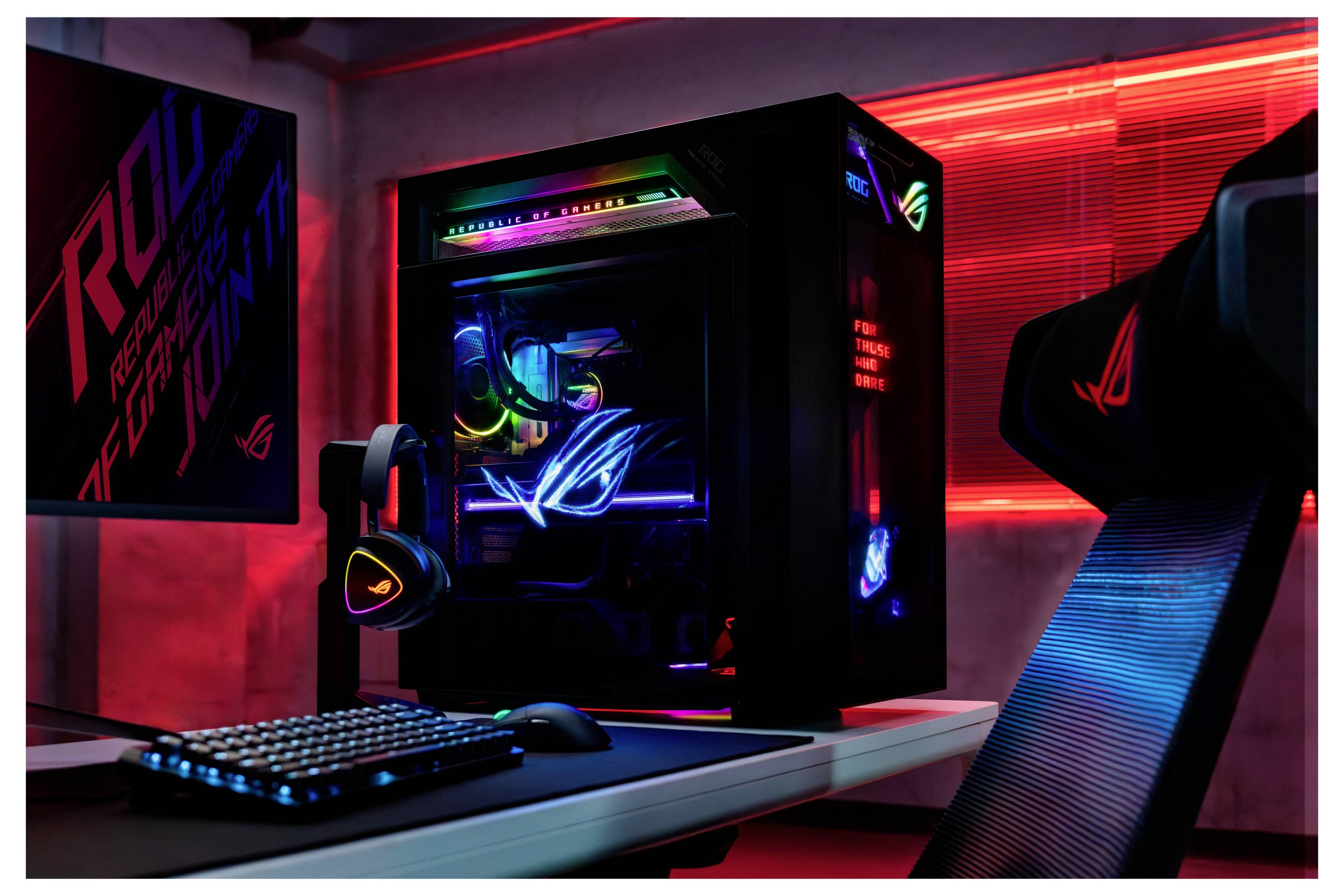 Configuration de PC gaming RGB avec une tour illuminée, un casque, un clavier, une souris et une chaise dans une pièce éclairée au néon