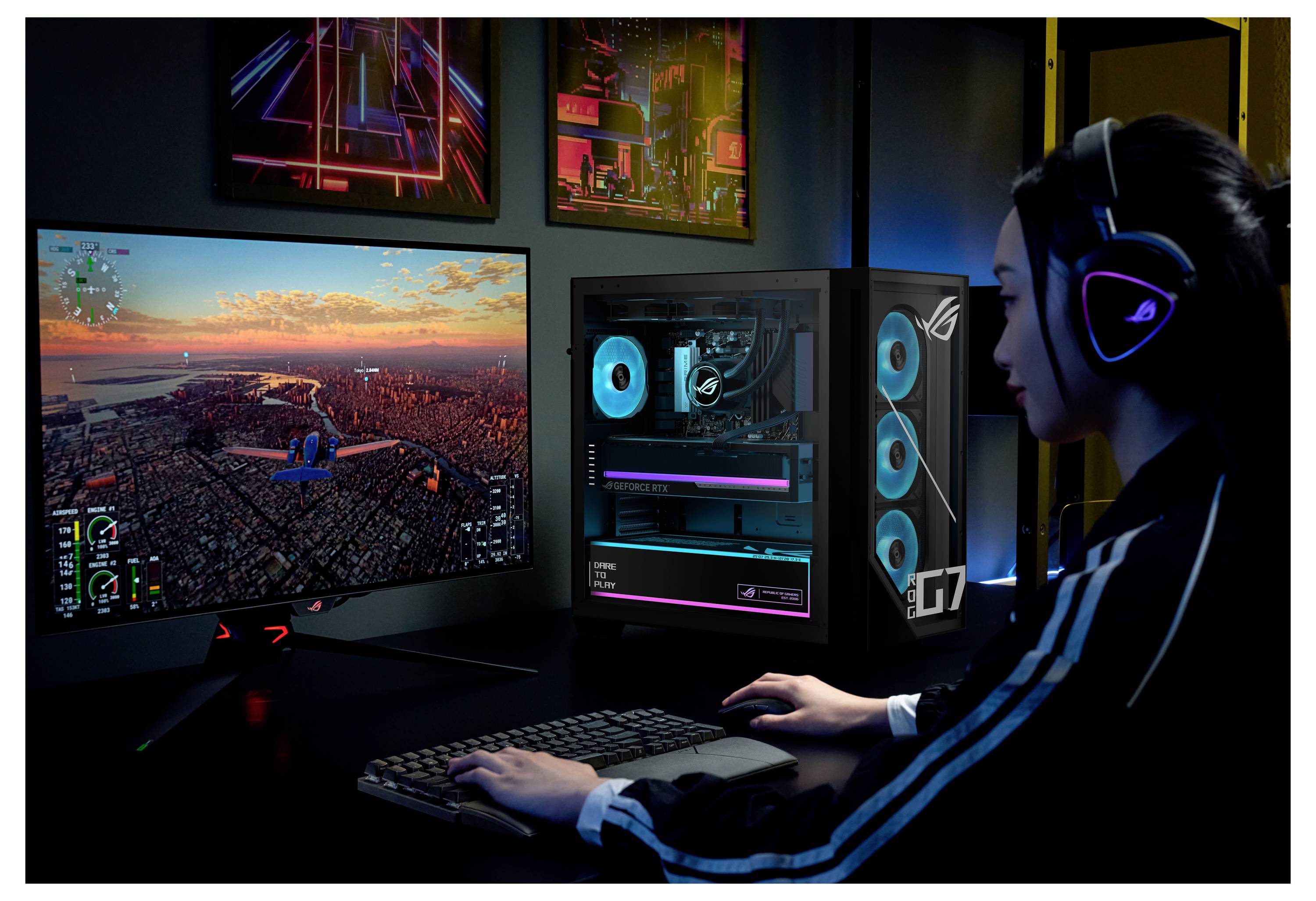 Une personne jouant sur un PC de bureau avec deux moniteurs, une tour RGB illuminée, et un casque, concentrée sur un jeu de vol ou d'action au coucher du soleil.
