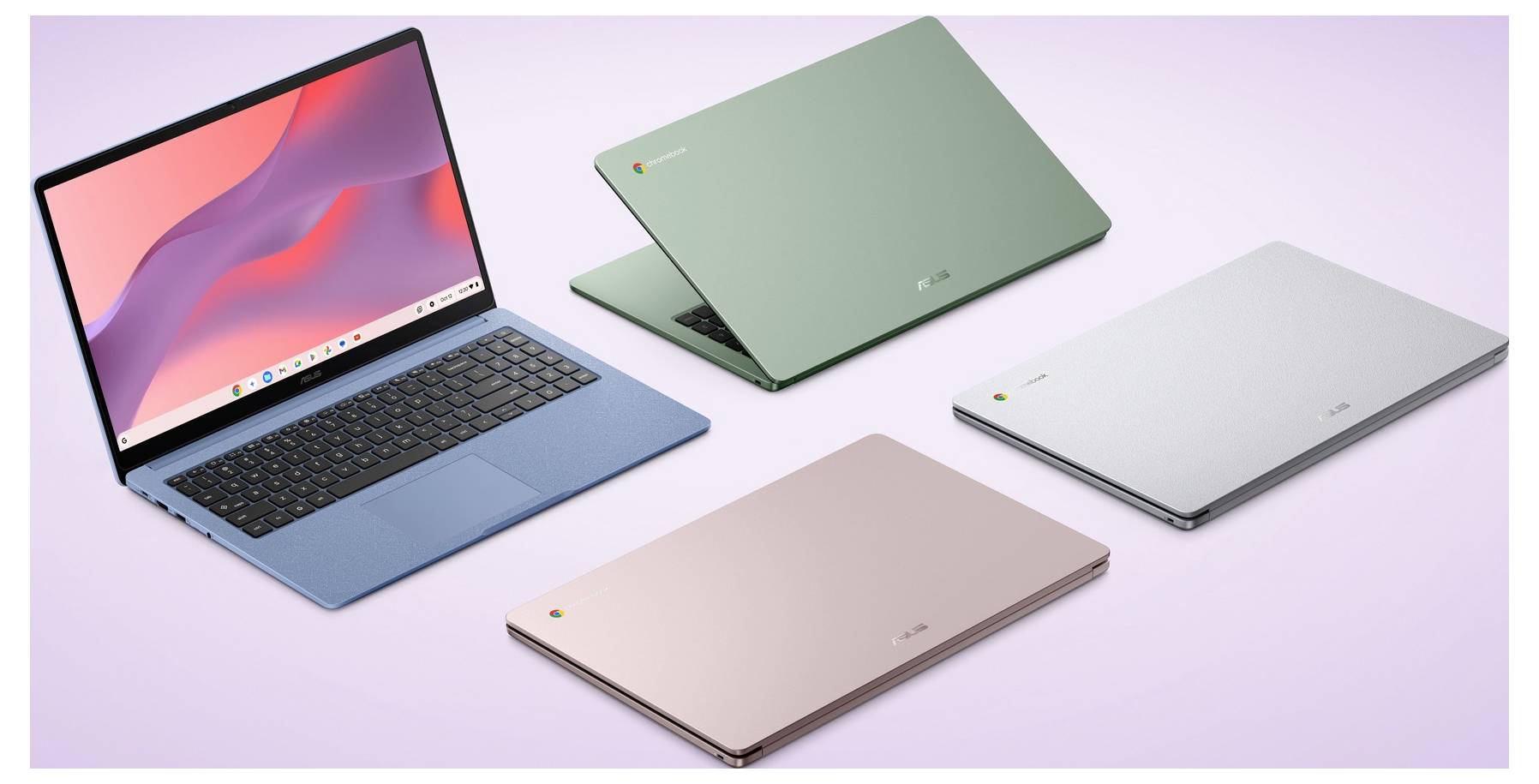 Quatre ordinateurs portables élancés affichés ouverts et fermés en bleu, vert, argent et rose sur un fond violet clair.