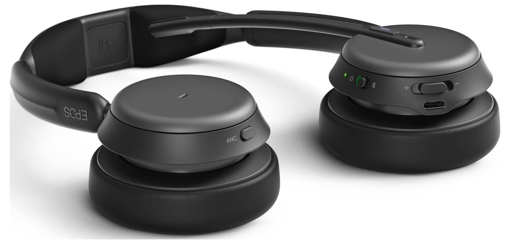 Casque audio supra-auriculaire noir montré plié sur un fond blanc, avec un écouteur orienté vers l'avant et un port de charge visible sur le côté droit.
