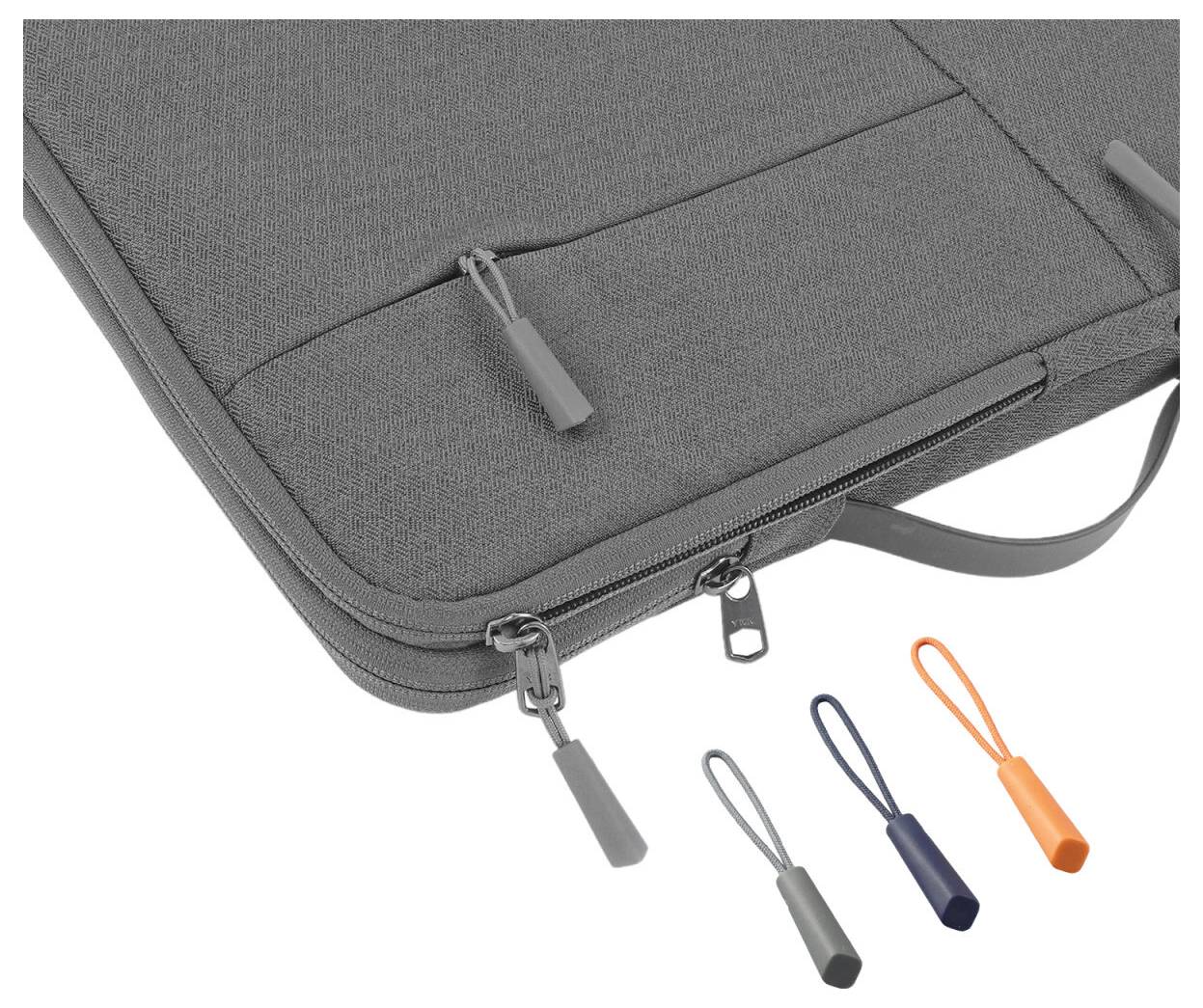 Housse pour ordinateur portable gris avec fermeture éclair, poche avant et trois tirettes de fermeture éclair détachables présentées en gris, bleu marine et orange.