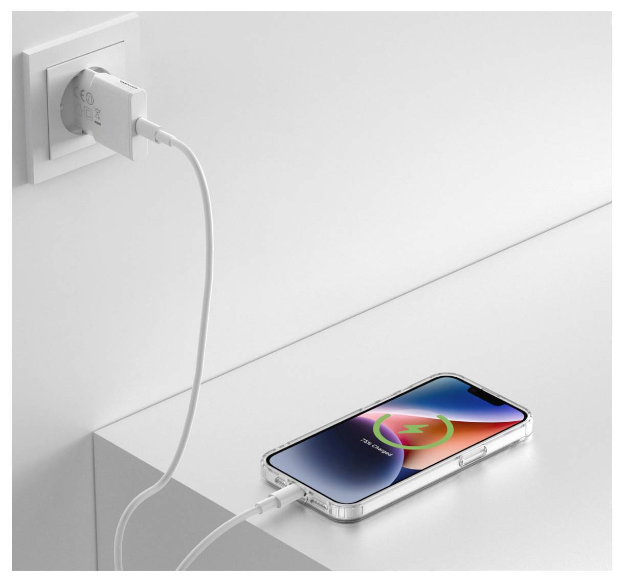 Un téléphone intelligent en charge sur une surface blanche, relié par câble à une prise murale ; l'écran affiche un indicateur de charge circulaire vert.