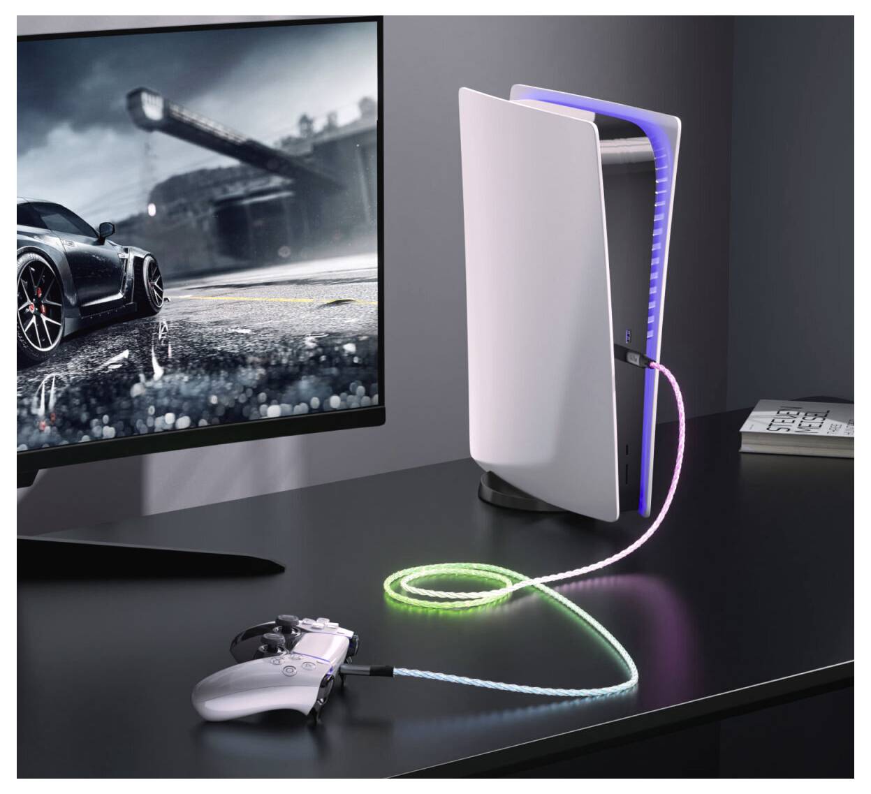 Console PlayStation 5 blanche sur un bureau avec un câble de manette luminescent, à côté d'un moniteur affichant une scène de jeu de course automobile.