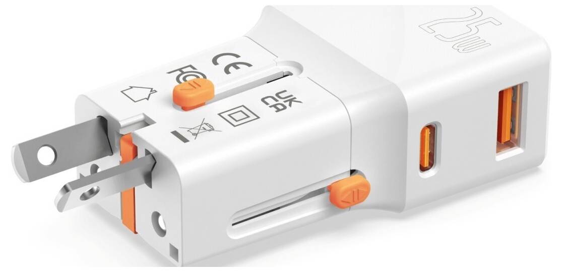 Adaptateur de prise de voyage universel avec broches interchangeables et verrou glissant orange, présenté en blanc et orange.