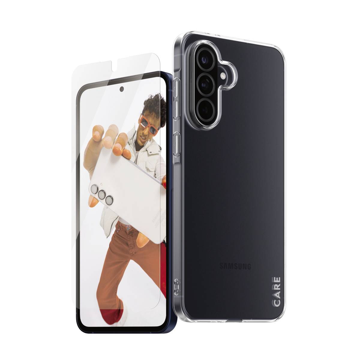 Smartphone Samsung présenté de face et de dos avec un étui de protection transparent et un protecteur d'écran ; l'écran frontal affiche un homme tenant un téléphone.