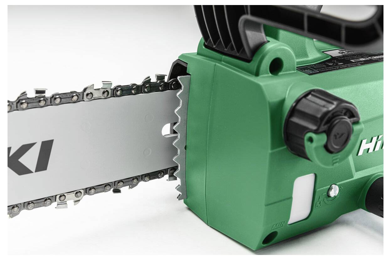 Gros plan d'une tronçonneuse verte avec la lame et la chaîne de coupe visibles sur un fond blanc.