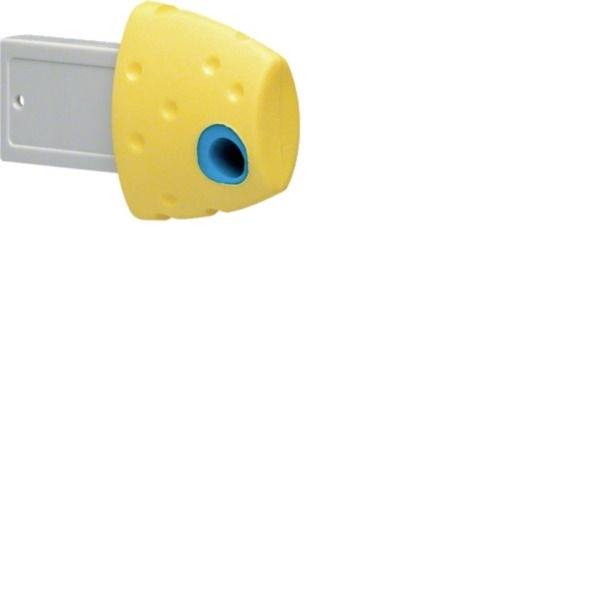 Couvercle de prise de courant enfantsécurisé jaune et bleu, monté sur un mur, avec un bouchon de sécurité rotatif attaché à une plaque grise.