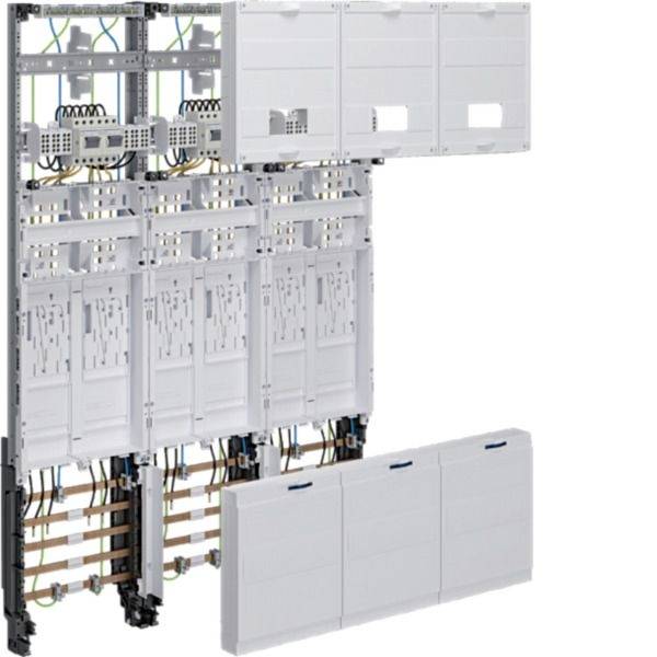 Panneau de commutation électrique industrielle avec barres omnibus, câblage, disjoncteurs et housses de protection blanches sur un fond blanc.