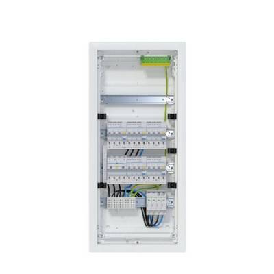 Panneau de distribution électrique ouvert avec des rails DIN, des disjoncteurs, des blocs de bornes et des câblages connectés à l'intérieur d'une armoire blanche.