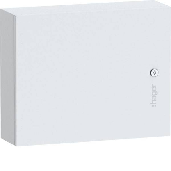 Armoire de distribution électrique Hager blanche avec un cadenas sur le devant.