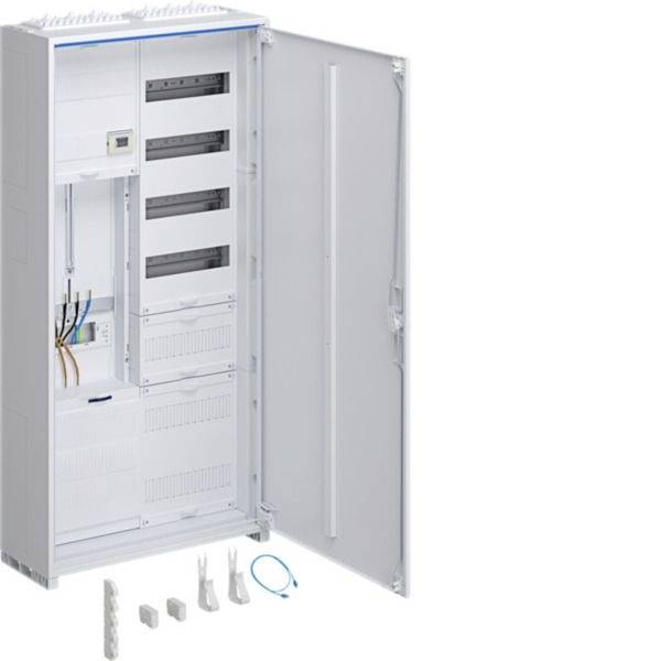 Armoire électrique de distribution blanche ouverte avec composants montés et câblage, présentée avec la porte ouverte et petits accessoires ci-dessous.