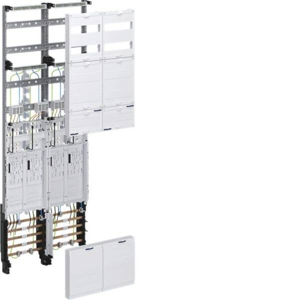 Assemblage de tableau électrique industriel avec modules d'armoire ouverts, câblage, barres omnibus et un panneau de façade avant blanc détaché.