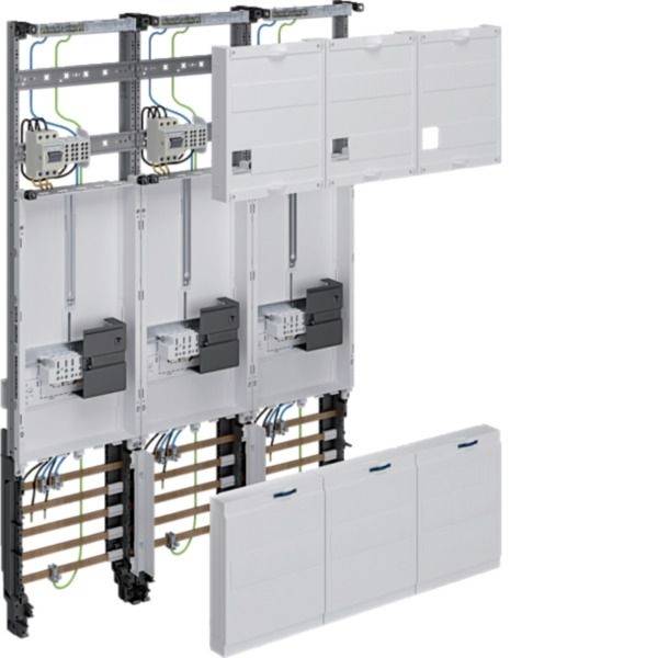 Armoire de distribution électrique ouverte avec trois modules de disjoncteurs et des capots de protection blancs montés sur un châssis métallique, montrant les câblages et les barres omnibus.