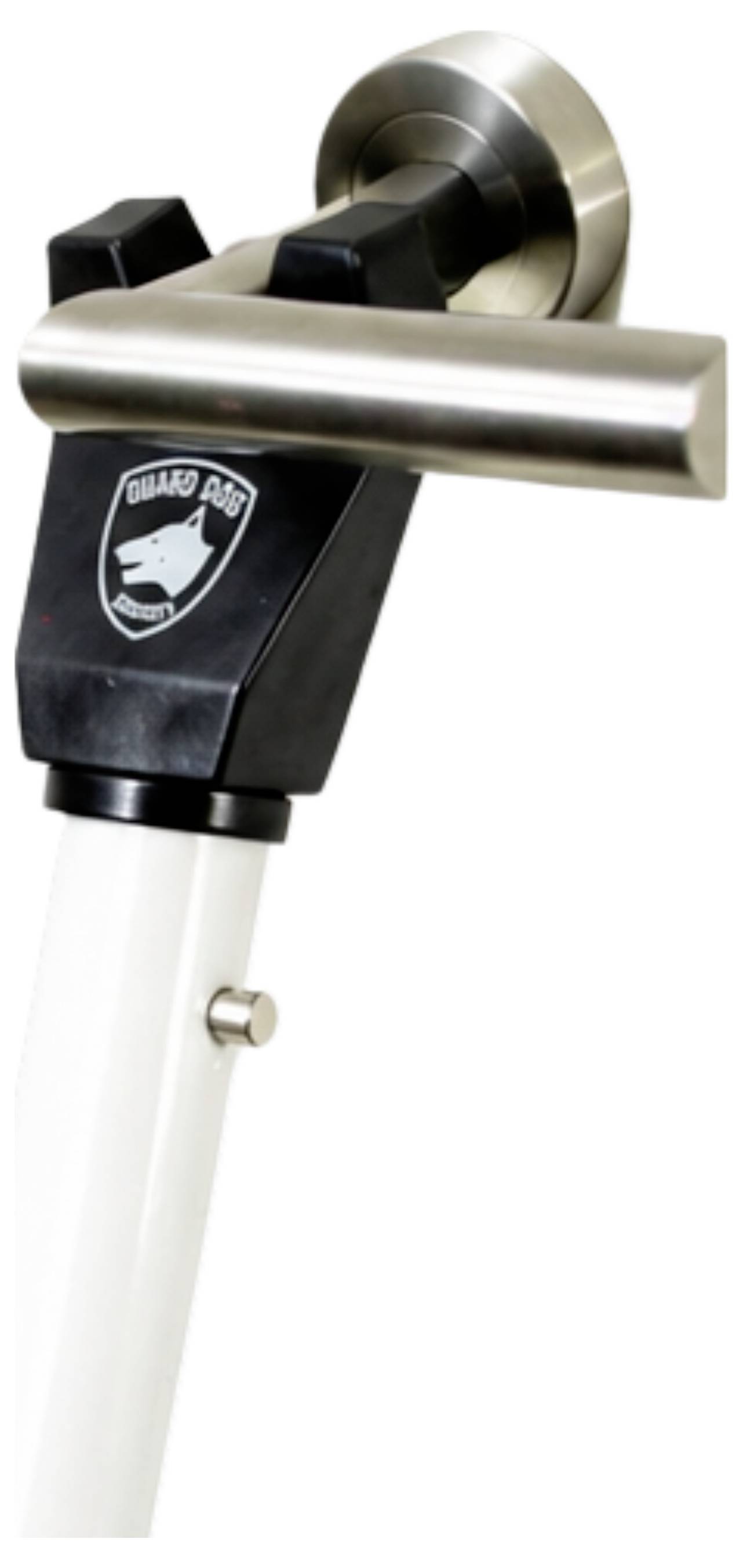 Gros plan d'un ensemble de poignée/serrure de porte noir et argent sur un poteau blanc, montrant le logo « Challar 005 ».