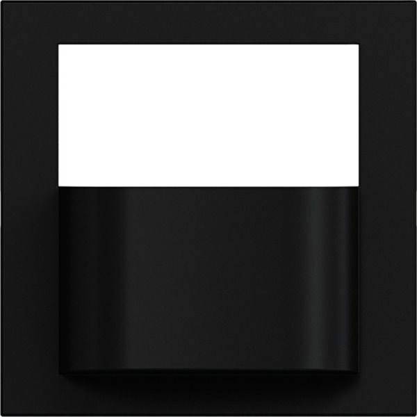 Carré abstrait en noir et blanc avec une moitié supérieure blanche et une moitié inférieure noire, centré sur un fond sombre.