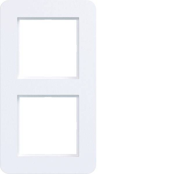 Porte ou panneau blanc avec deux sections carrées encastrées vierges, vue de face.