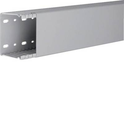 Chemin de câbles en métal gris de type goulottes avec une extrémité ouverte et des trous de fixation, présenté sur un fond blanc.