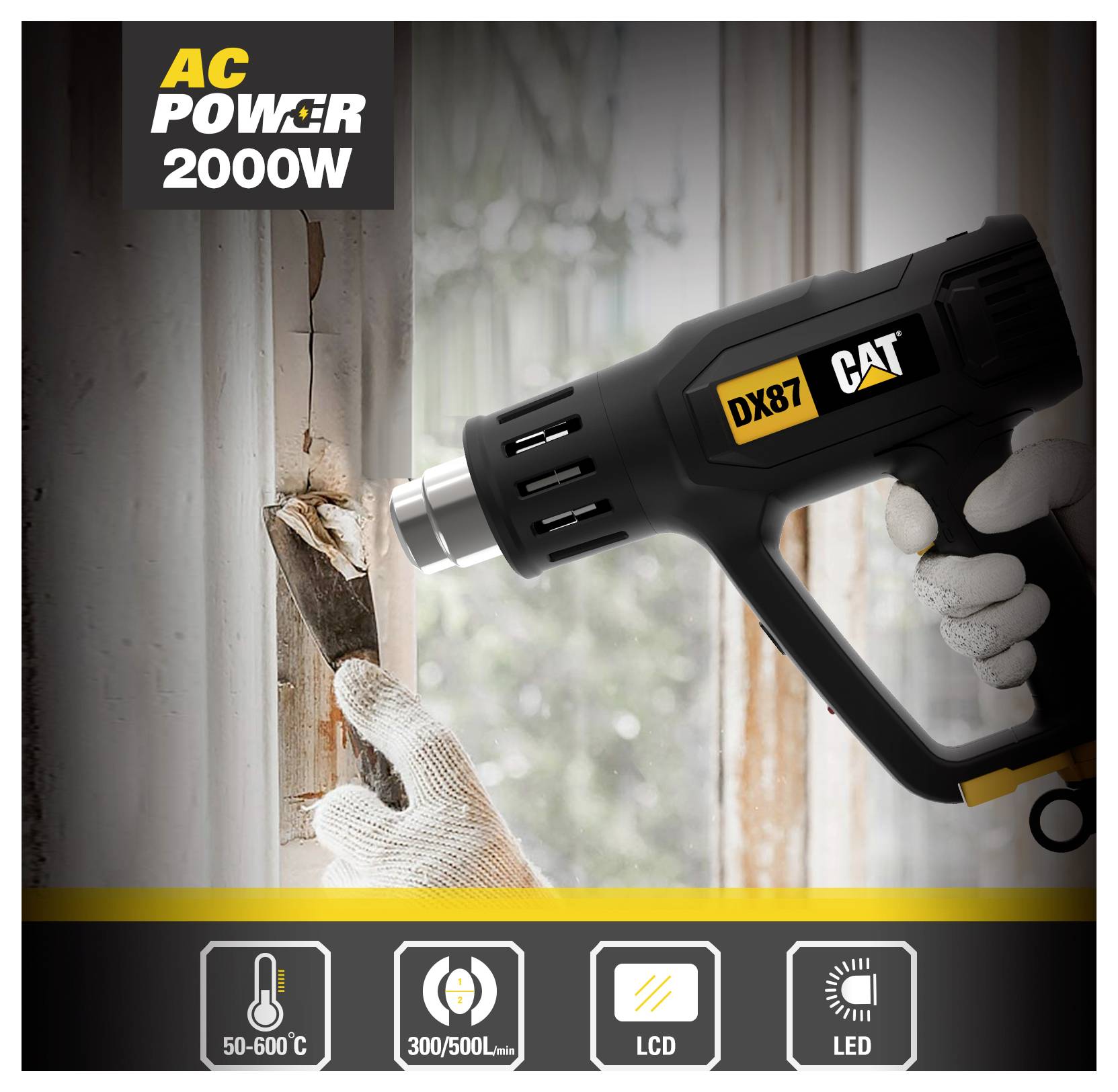 Pistolet thermique sans fil CAT DX87 décapant la peinture d'un cadre de fenêtre, étiqueté « ALIMENTATION CA 2000W » et affichant 50-600°C, 300/500L/min, fonctionnalités LCD et LED.
