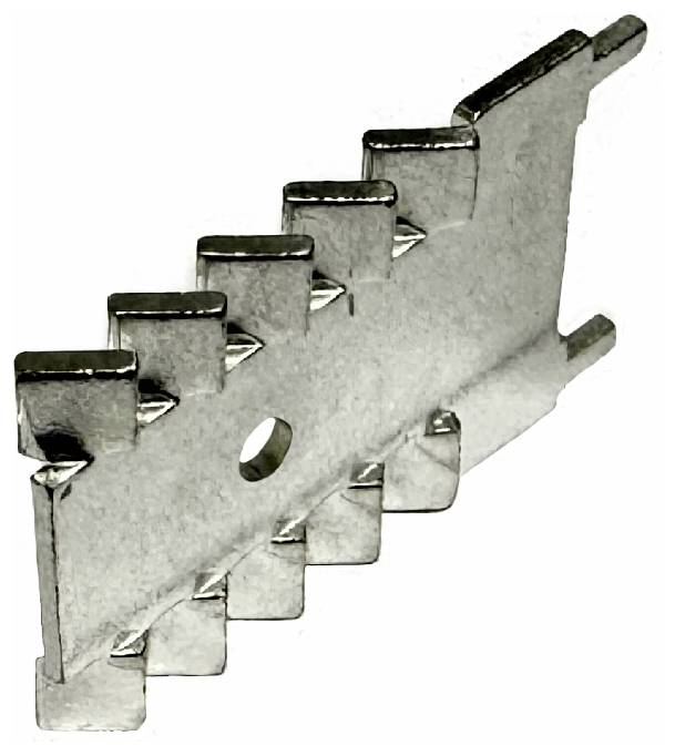 Jauge métallique à encoches ou modèle ressemblant à un peigne avec des languettes échelonnées et un trou central, présenté sur un fond blanc.