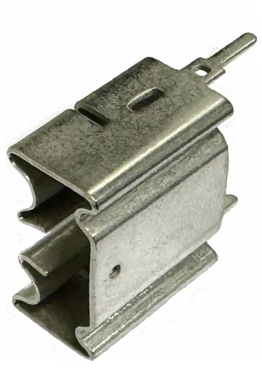 Petit connecteur électrique métallique ou pince terminale avec un corps rectangulaire creux et une languette saillante, présenté sur un fond blanc.