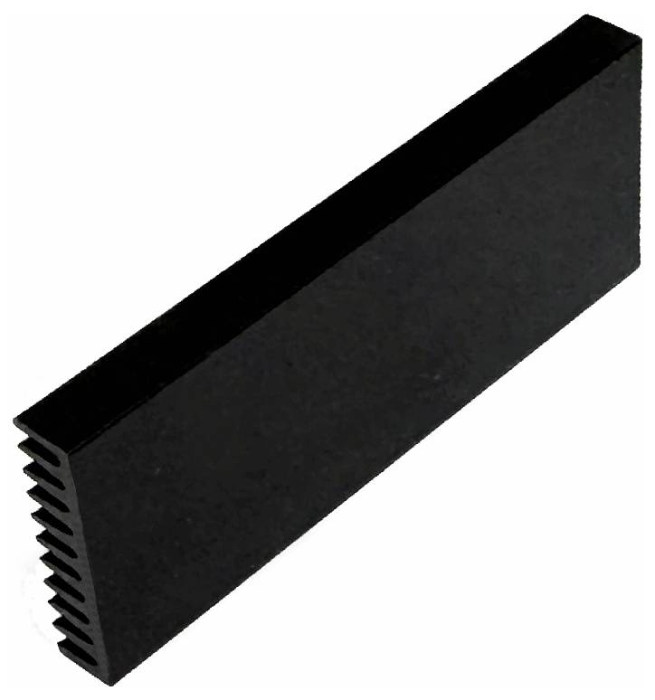 Barre métallique rectangulaire noire à nervures ou dissipateur thermique montré sur un fond blanc.