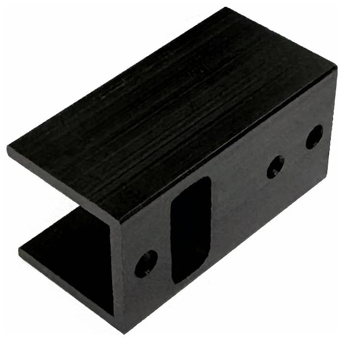 Support de montage en métal noir avec une ouverture à fente et trois trous ronds, présenté sur un fond blanc.