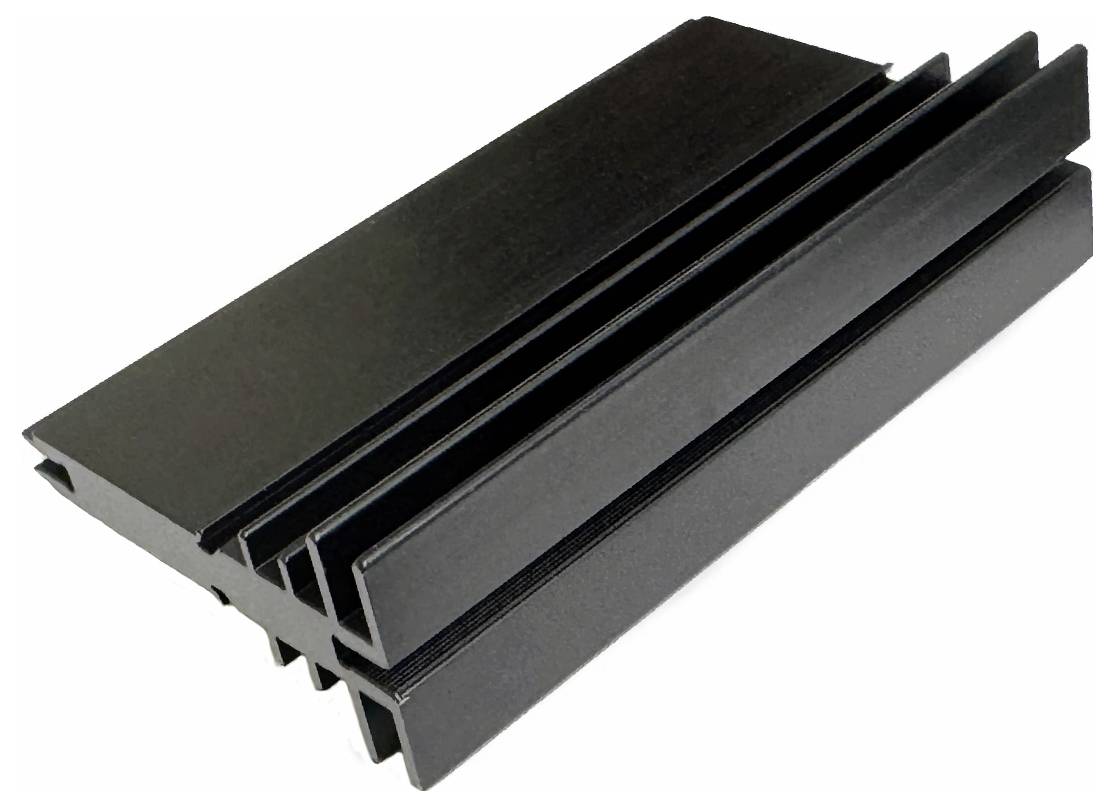 Dissipateur thermique en aluminium noir avec ailettes de refroidissement profondes, présenté isolé sur fond blanc.
