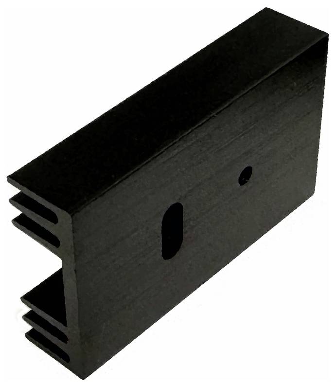 Collier ou serre-câble en métal noir avec extrémités fendues et deux trous de montage, présenté sur un fond blanc.