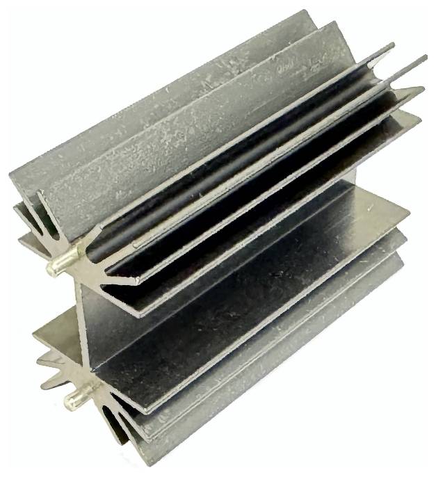 Gros plan d'un dissipateur thermique métallique avec des ailettes noires et des broches protubérantes, utilisé pour refroidir les composants électroniques.