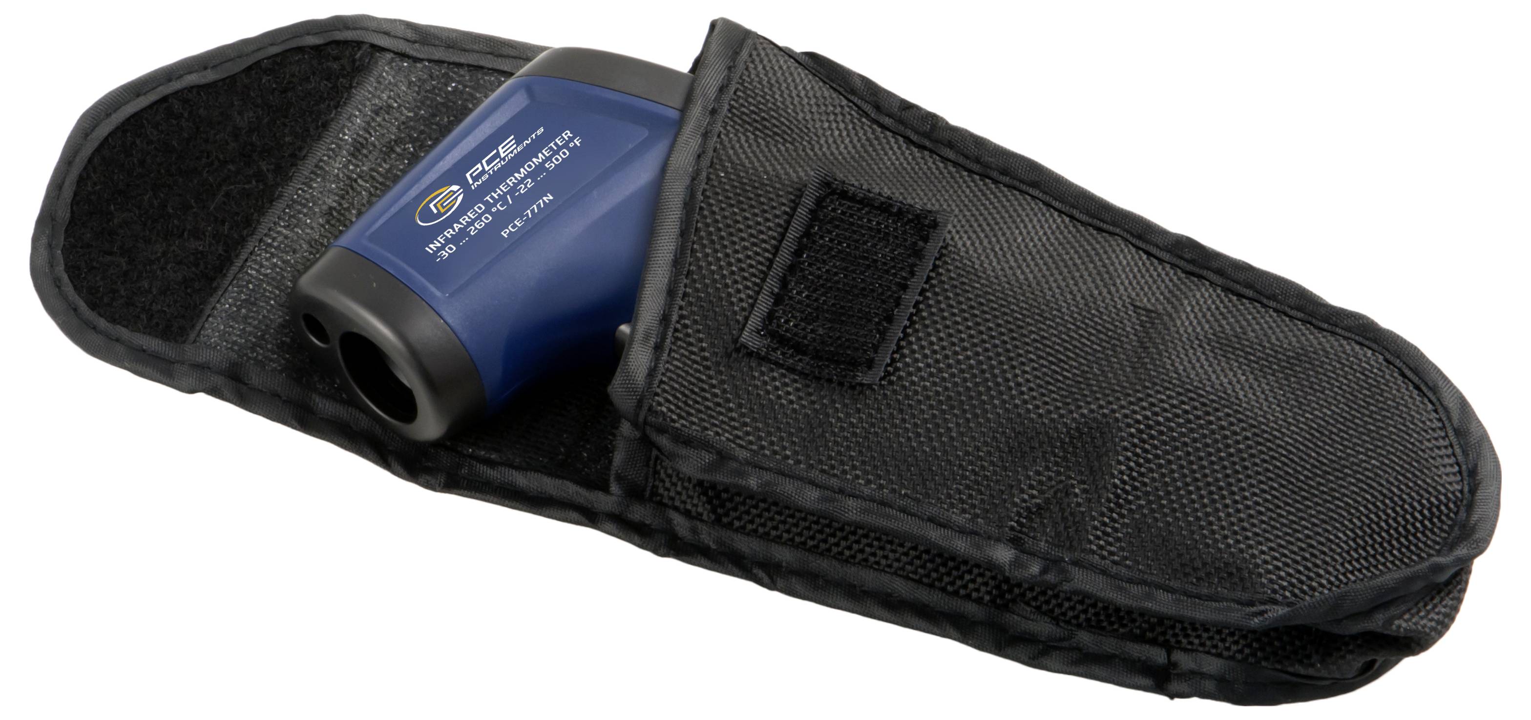 Taille-crayon électrique bleu dans une pochette de transport noire à fermeture éclair, montré partiellement ouvert sur un fond blanc.
