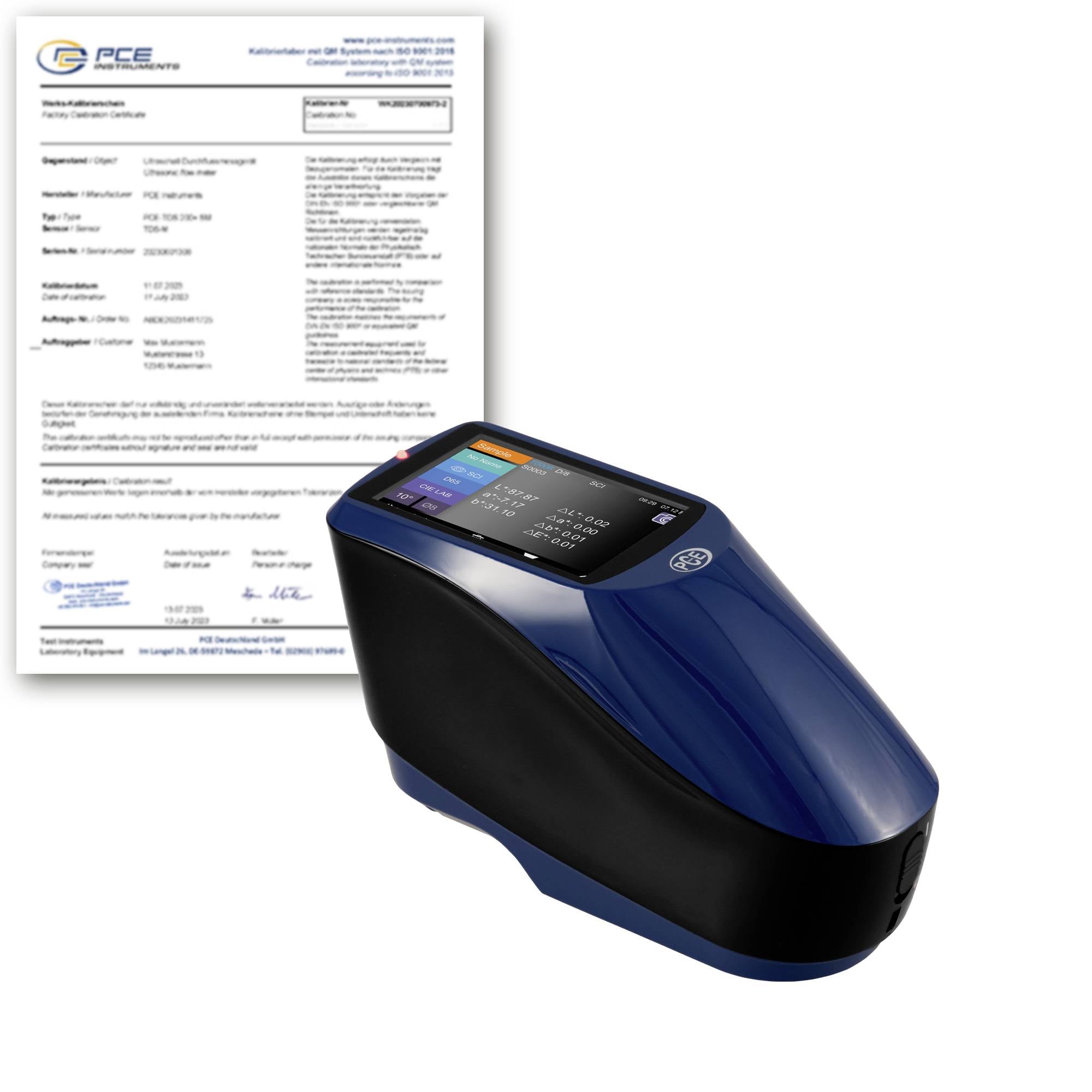 Appareil de test portatif bleu et noir présenté devant un certificat d'étalonnage imprimé, suggérant un équipement de mesure certifié.