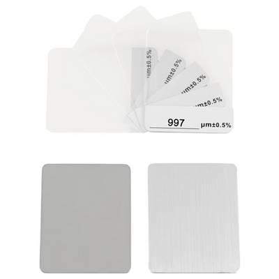 Ensemble de cartes d'échantillons rectangulaires transparentes et métallisées givrées, étiquetées avec les tolérances d'épaisseur, présenté au-dessus de deux échantillons de matériau gris vierges.