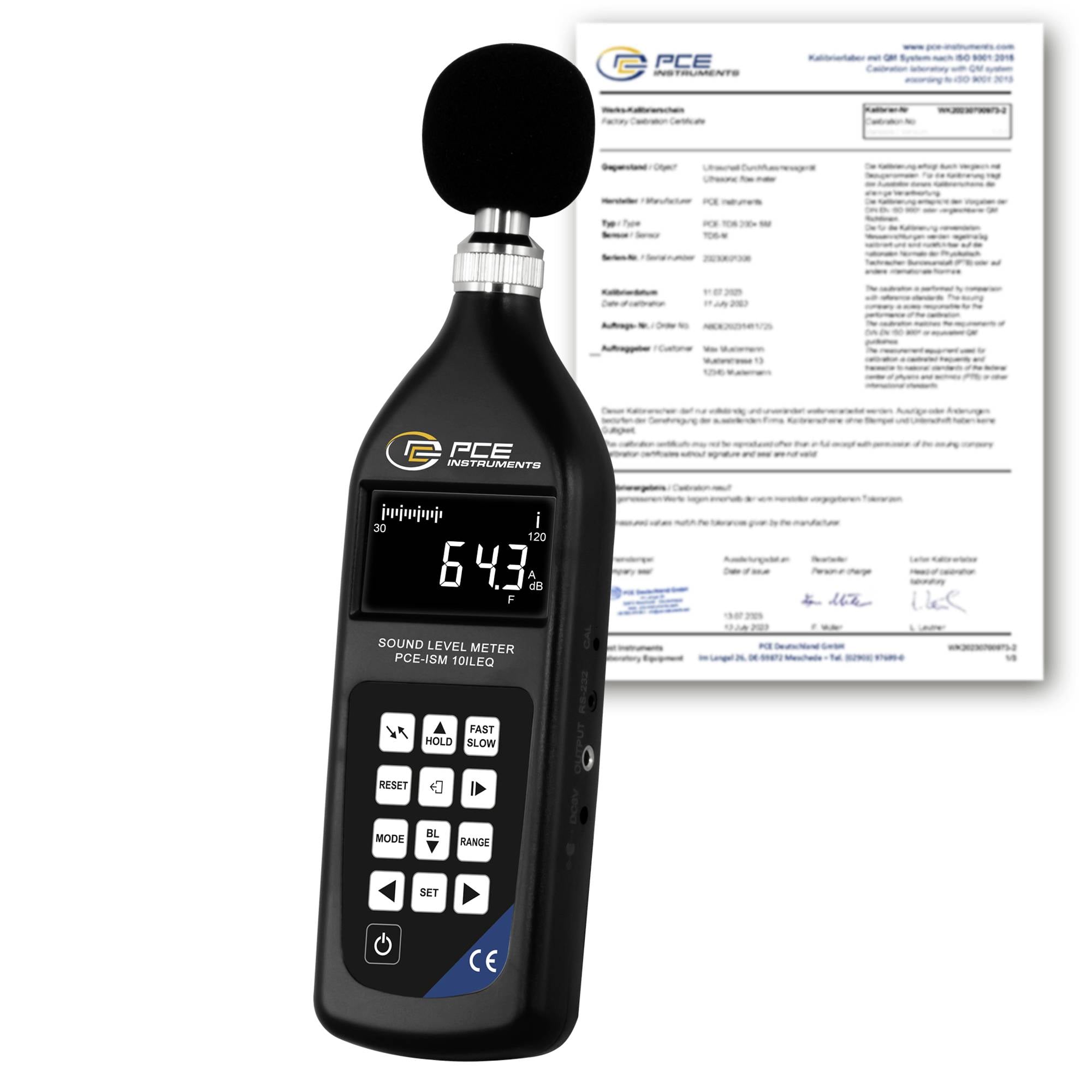 Sonomètre PCE portatif avec microphone en mousse affichant 64,3 dB ; un certificat d'étalonnage est affiché derrière celui-ci.