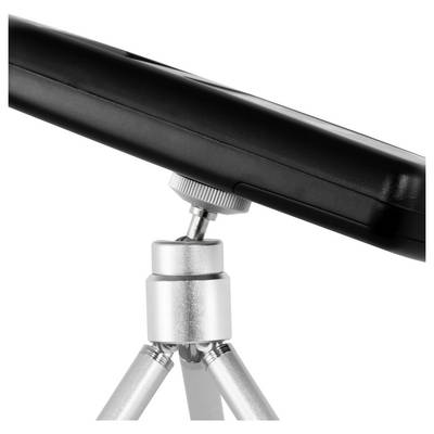 Gros plan d'un télescope monté sur un trépied argenté, montrant la tête ajustable et le tube sur un fond blanc.