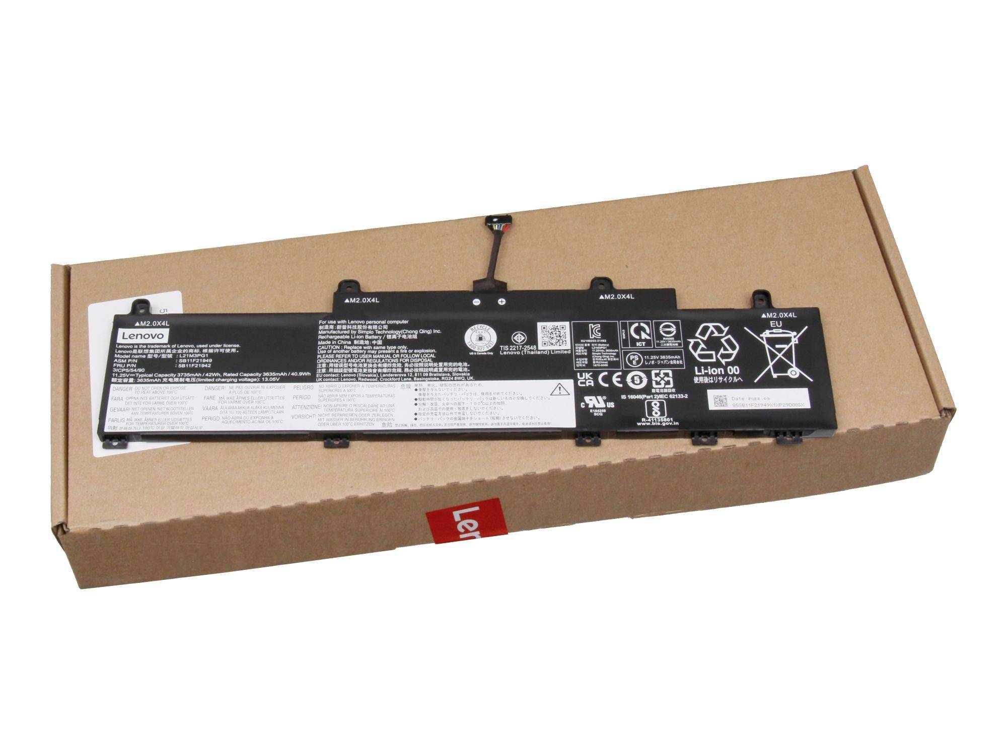 Batterie d'ordinateur portable Lenovo dans une boîte en carton sur fond blanc.