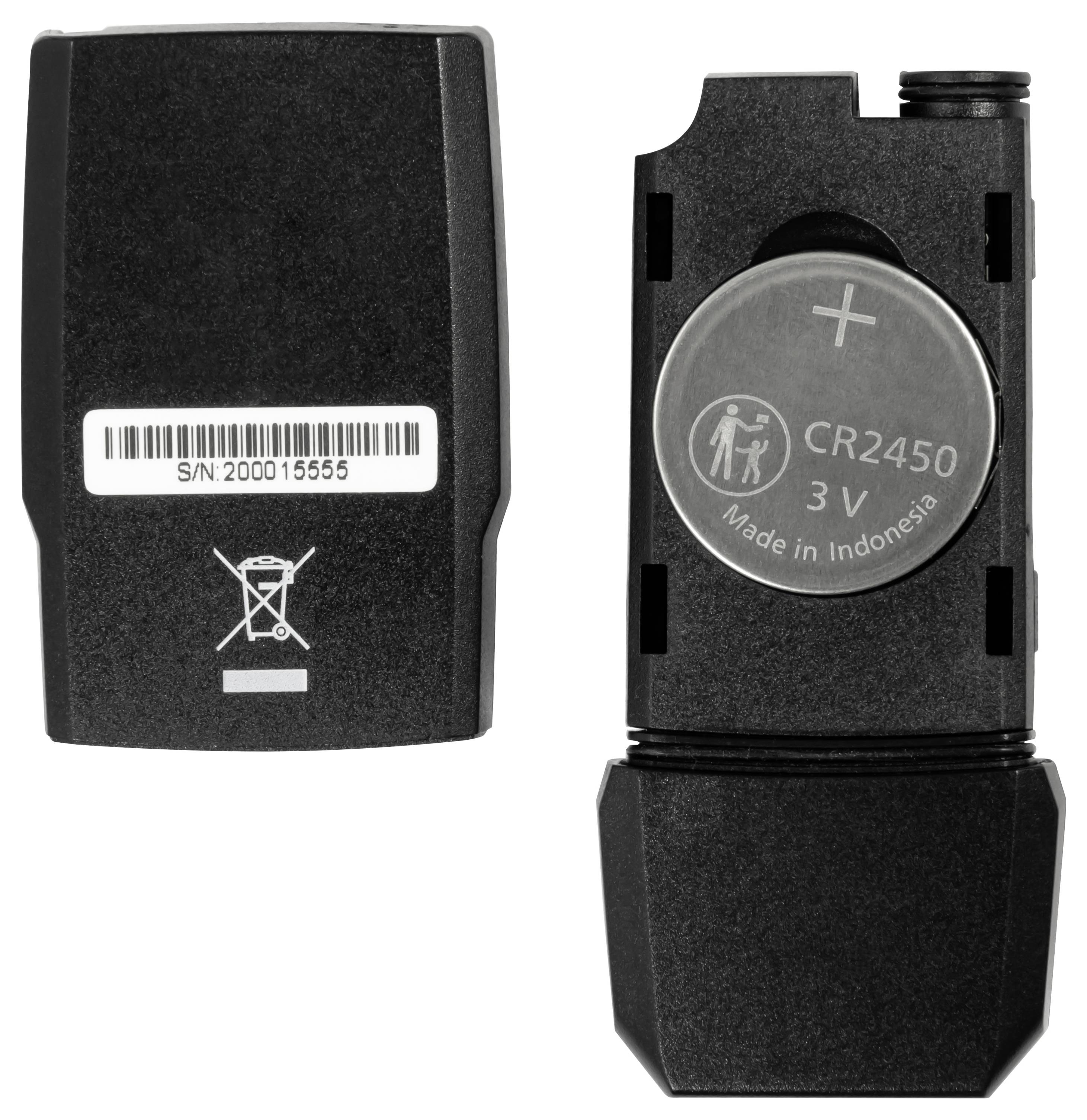 Compartiment de batterie du dispositif noir montré de face et de dos, avec une pile bouton CR2450 3V installée et une étiquette de numéro de série sur le couvercle.