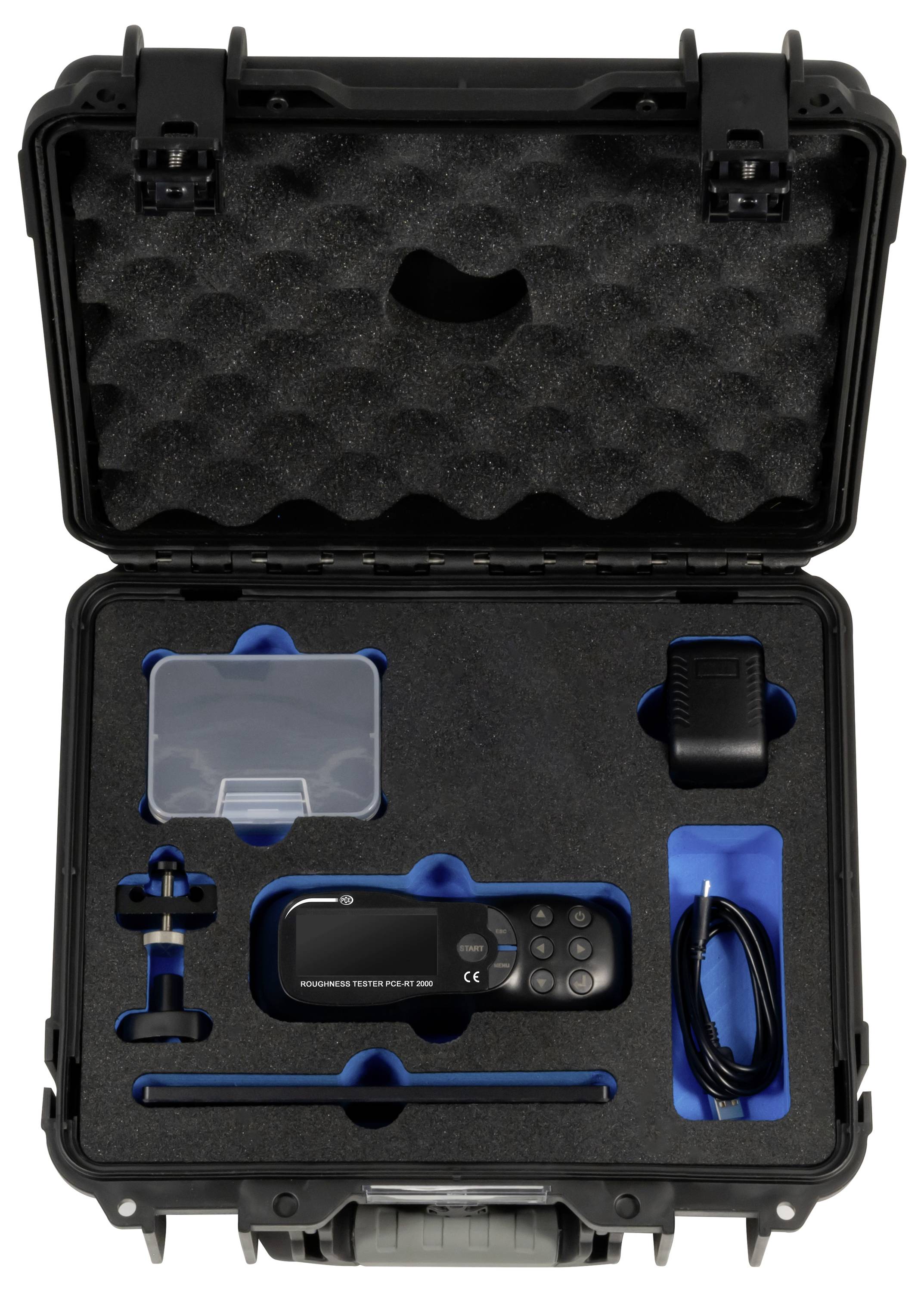 Boîtier de protection noir ouvert avec des inserts en mousse maintenant un appareil portable, des câbles, un petit support et des accessoires.