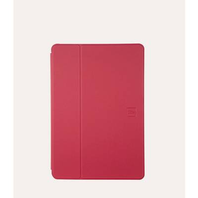 Étui de tablette rouge de format folio avec une couverture avant et une ligne de pli verticale sur un fond blanc uni.