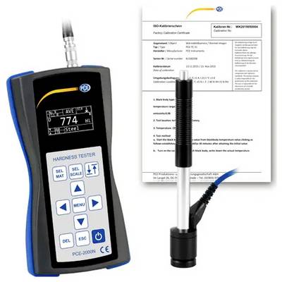 Testeur de dureté numérique avec sonde et certificat d'étalonnage affiché derrière celui-ci.